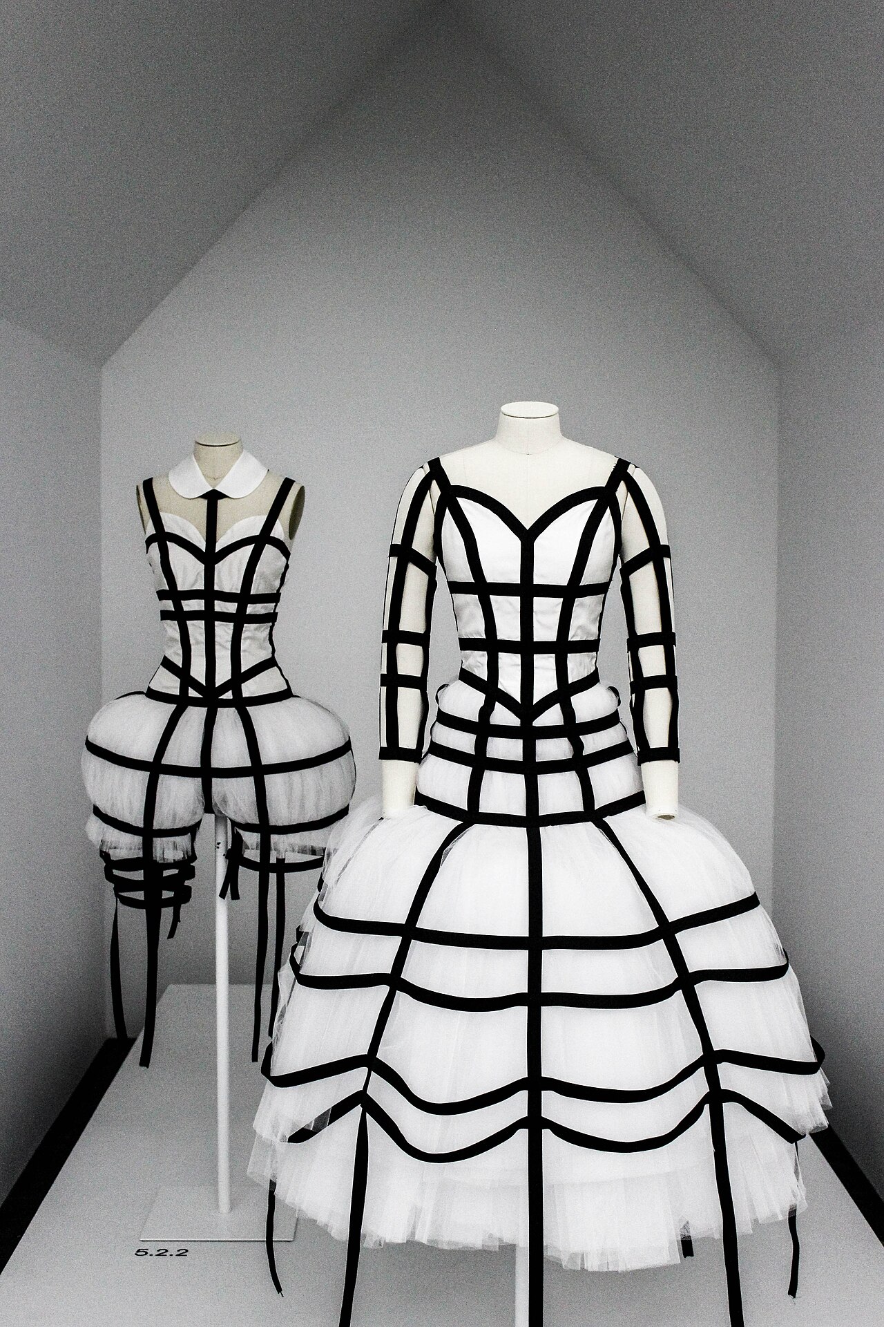 Comme des Garçons,2017 年 Met 回顾展现场